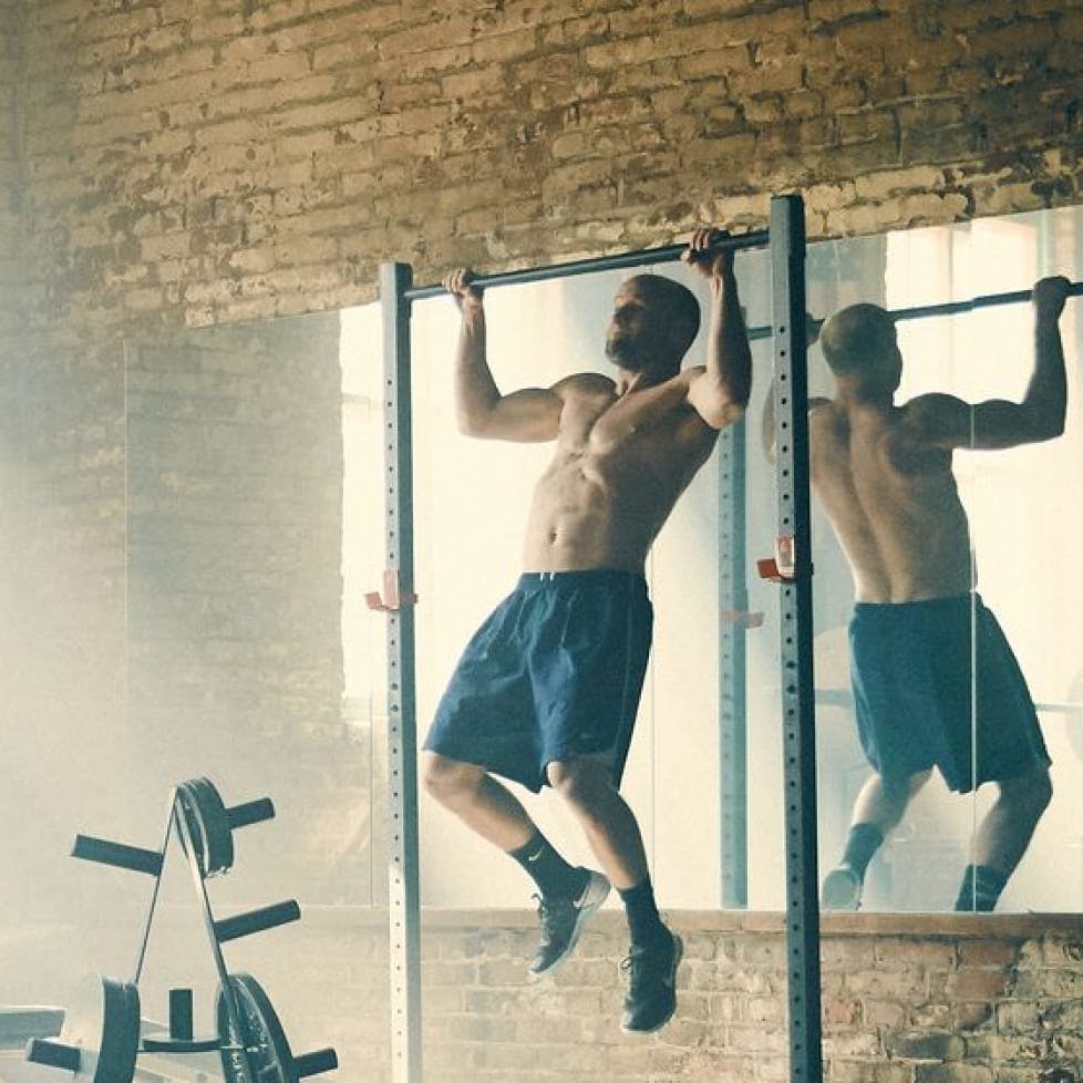 guy doing pull ups kyzatrex